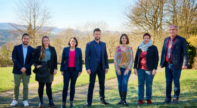 Stehen Arbeitgebern mit Rat und Tat zur Seite: Benjamin Lowack, IHK Ostwestfalen zu Bielefeld, Jennifer Rapier, IHK Lippe zu Detmold, Sylvia Rose, IFD Kreis Minden-Lübbecke, Dirk Lange-Mensing, IFD Bielefeld + Kreis Gütersloh, Tanja Iken, Landwirtschaftskammer NRW, Maren Wierutsch, IFD im Kreis Lippe, und Jürgen Altemöller, Handwerkskammer Ostwestfalen-Lippe zu Bielefeld (von links). Foto: LWL/Nikolaus Urban