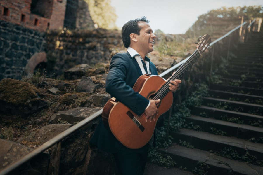 Der peruanische Gitarrist Juan Carlos Arancibia ist zu Gast in der Kirche zu Bergkirchen. Foto: Privat