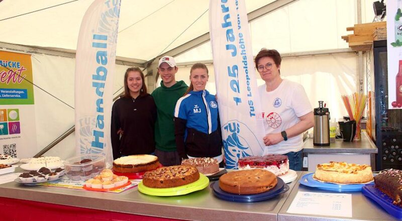 Das Kuchenbüffet-Team der Handballabteilung unter Leitung von Daniela Pölz hält ein vielfältiges Angebot bereit. Foto: Christine Reuner