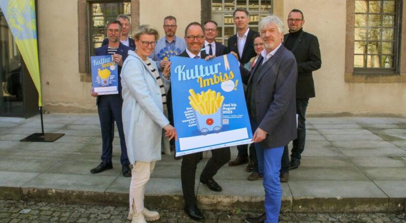 Silvia Herrmann (Organisationsteam des Landesverbandes Lippe, vorn von links), Jörg Düning-Gast (Verbandsvorsteher) und Carsten Hormes (Kulturbüro OWL) sowie (hinten, von links) Kabarettist Ingo Börchers, Frank Meier (Bürgermeister Extertal), Friso Veldink (Bürgermeister Dörentrup), Dirk Scherning (Bereichsleiter Sparkasse Paderborn-Detmold-Höxter), Christoph Vieregge (Kommunikation Sparkasse Lemgo), Petra Claes (Gemeinde Schlangen, Fachbereich Bildung und Organisation) und Marcus Duda (Pressesprecher und Marketingleiter Lippische Landesbrandversicherung) haben den Startschuss zum „Kulturimbiss Lippe 2023“ gegeben. Foto: LVL