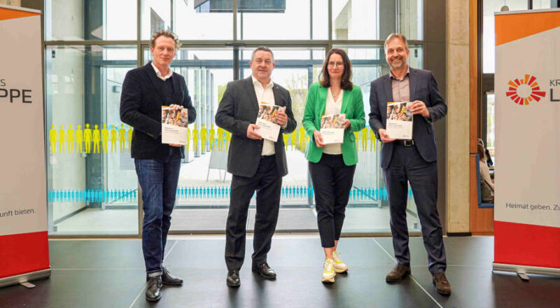 Präsentieren den aktuellen kommunalen Bildungsbericht für den Kreis Lippe: (v.l.) Dr. Olaf Peterschröder (Verwaltungsvorstand Kreis Lippe), Landrat Dr. Axel Lehmann, Dr. Claudia Böhm-Kasper (Bildungsmonitoring und Regionales Bildungsnetzwerk Kreis Lippe), Markus Rempe (Fachdienstleiter Bildung). Foto: Lippe Bildung eG