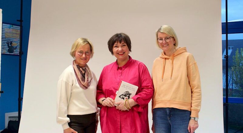 Fotoshooting mit der Autorin Susanne Ackstaller (Mitte), Kerstin Kaiser (links) und Susan Brockschmidt. Foto: Christine Reuner