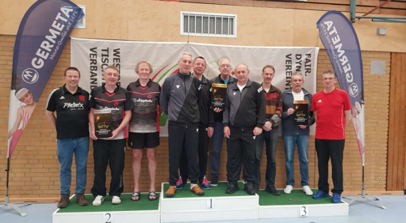 Die Siegerehrung mit den Teams aus Bergneustadt in der Mitte und rechts der TSC Eintracht Dortmund sowie links die Bexterhagener Akteure Jo Jo Meyer zu Wendischhoff , Bernd Wüstenbecker und Uli Watermann (von links). Foto: Privat