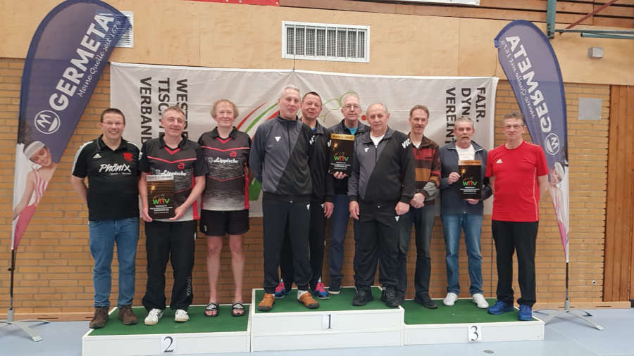 Die Siegerehrung mit den Teams aus Bergneustadt in der Mitte und rechts der TSC Eintracht Dortmund sowie links die Bexterhagener Akteure Jo Jo Meyer zu Wendischhoff , Bernd Wüstenbecker und Uli Watermann (von links). Foto: Privat