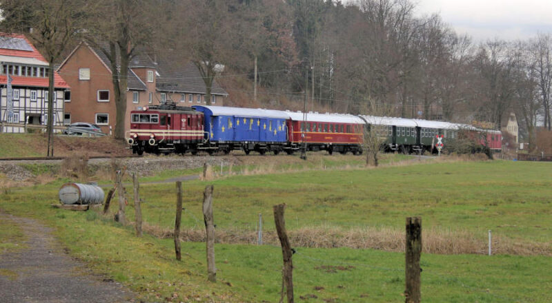 Die Museumseisenbahn auf Fahrt im Extertal. Foto: Michael Rehfeld