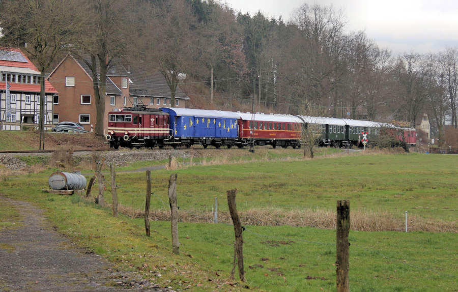 Die Museumseisenbahn auf Fahrt im Extertal. Foto: Michael Rehfeld