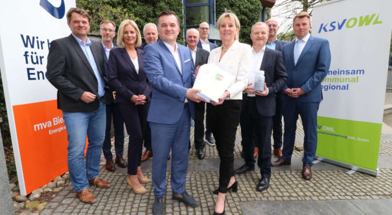 Martin Adamski, Umweltdezernent der Stadt Bielefeld Thomas Pörtner, Geschäftsführer der MVA Bielefeld-Herford GmbH Dagmar Dörtelmann, Geschäftsführerin der Betrem GmbH Thomas Grundmann, stellv. Aufsichtsratsvorsitzender der Klärschlammkooperation OWL GmbH Stefan Pöschel, Geschäftsführer der MVA Bielefeld-Herford GmbH Detlef Werner, Aufsichtsratsvorsitzender der MVA Bielefeld-Herford GmbH Rainer Müller, Geschäftsführer der Stadtwerke Bielefeld Dr. Ute Röder, Aufsichtsratsvorsitzende der Klärschlammkooperation OWL GmbH Mirco Koppmann, Geschäftsführer der Klärschlammkooperation OWL GmbH Georg Kleikemper, Geschäftsführer der Klärschlammkooperation OWL GmbH Sven Bökemeier, Geschäftsführer der Klärschlammkooperation OWL GmbH (von links). Foto: Kreis Lippe