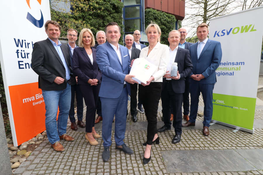 Martin Adamski, Umweltdezernent der Stadt Bielefeld Thomas Pörtner, Geschäftsführer der MVA Bielefeld-Herford GmbH Dagmar Dörtelmann, Geschäftsführerin der Betrem GmbH Thomas Grundmann, stellv. Aufsichtsratsvorsitzender der Klärschlammkooperation OWL GmbH Stefan Pöschel, Geschäftsführer der MVA Bielefeld-Herford GmbH Detlef Werner, Aufsichtsratsvorsitzender der MVA Bielefeld-Herford GmbH Rainer Müller, Geschäftsführer der Stadtwerke Bielefeld Dr. Ute Röder, Aufsichtsratsvorsitzende der Klärschlammkooperation OWL GmbH Mirco Koppmann, Geschäftsführer der Klärschlammkooperation OWL GmbH Georg Kleikemper, Geschäftsführer der Klärschlammkooperation OWL GmbH Sven Bökemeier, Geschäftsführer der Klärschlammkooperation OWL GmbH (von links). Foto: Kreis Lippe