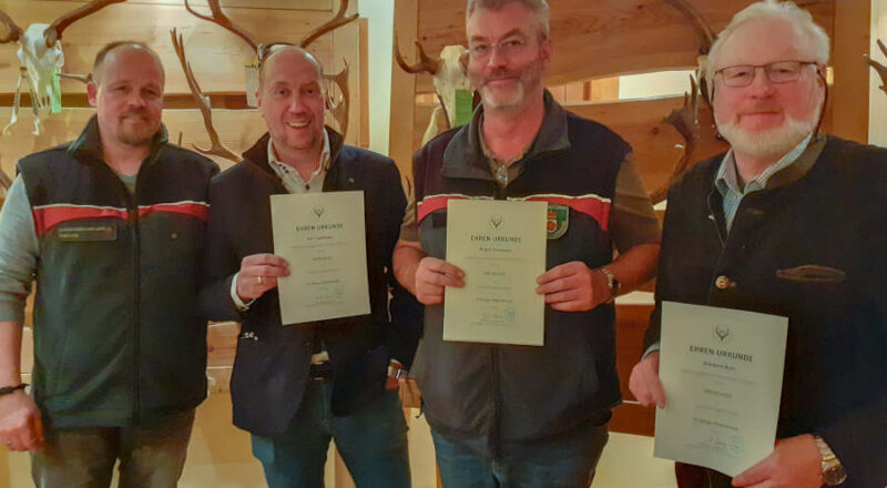 Gruppenbild mit Jubilaren (v.l.): Hegeringleiter Jens Tegtmeier mit den Jubilaren Kai Vogelsänger, Jürgen Windmann und Reinhard Korf. Es fehlen die Jubilare Stephan Prinz zur Lippe und Roland Vetter. Foto: Hegering TW