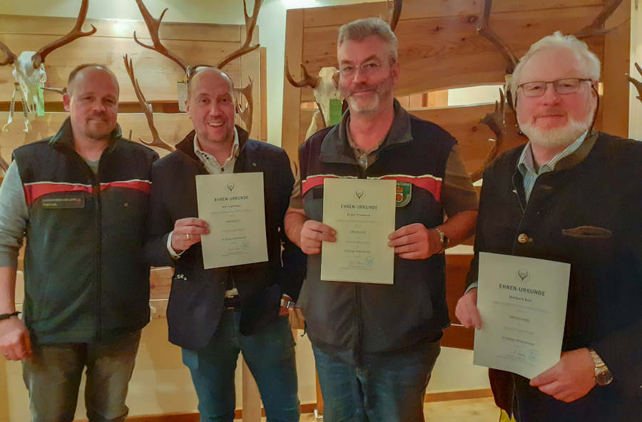 Gruppenbild mit Jubilaren (v.l.): Hegeringleiter Jens Tegtmeier mit den Jubilaren Kai Vogelsänger, Jürgen Windmann und Reinhard Korf. Es fehlen die Jubilare Stephan Prinz zur Lippe und Roland Vetter. Foto: Hegering TW