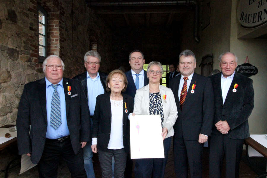 Die Preisträger des Lippischen Ehrenrings 2022 mit Landrat Dr. Axel Lehmann: (v.l.) Alfred Arndt, Walter Knörrich, Margitta Albrecht-Nestmann, Landrat Dr. Axel Lehmann, Sigrid Dröge, Frank Ehlert und Michael Koderisch. Foto: Kreis Lippe