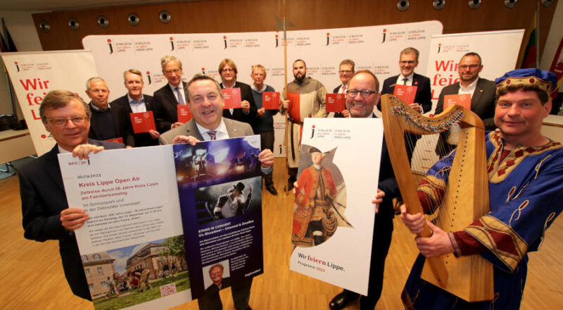 Präsentieren das Gesamtprogramm für 900 Jahre Lippe und 50 Jahre Kreis Lippe (vorne von links) Prinz Stephan zur Lippe, Landrat Axel Lehmann, Jörg Düning-Gast (Landesverbandvorsteher Landesverband Lippe), Daniel Wahren mit (hinten von links) Albert Hüser (Lippischer Heimatbund), Frank Sievert (Vorstand Volksbank Detmold), Ernst-Michael Hasse (Geschäftsführer Synflex Elektro GmbH), Günter Weigel (Geschäftsführer Lippe Tourismus & Marketing GmbH), Maik Fleck (Lippische Landeskirche), Felix Morkes (Anno Event), Arnd Paas (Vorsitzender des Vorstandes Sparkasse Paderborn-Detmold-Höxter), Klaus Drücker (Vorsitzender des Vorstandes Sparkasse Lemgo) und Marcus Duda (Marketingleiter und Pressesprecher Lippische Landesbrandversicherung AG). Foto: Kreis Lippe