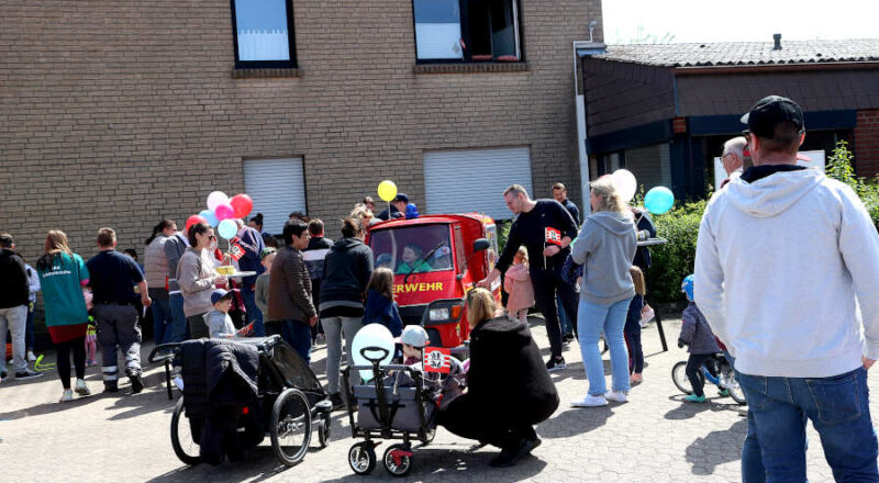 Die Ape der Feuerwehr ist eine Attraktion besonders für die Kinder, die sich gern ins Führerhaus setzen. An der Ape gibt es auch die Preise der Feuerwehr-Rallye in Form von Seifenblasen-Pustefix und Luftballons Foto: Edeltraud Dombert