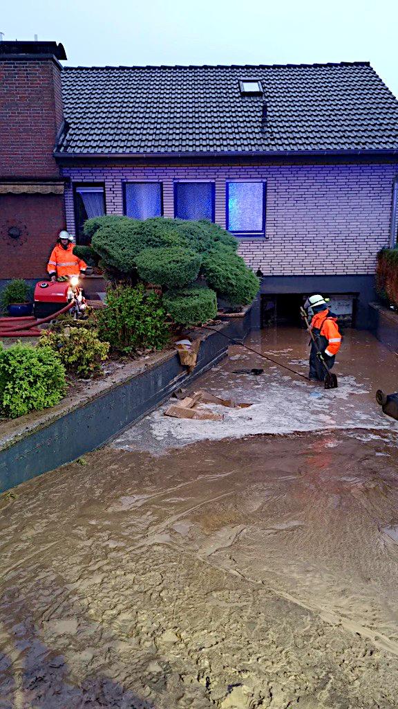 Mit Hilfe einer Pumpe versuchen die Feuerwehrleute die Garage und ihre Einfahrt leerzupumpen. Foto: Freiwillige Feuerwehr Leopoldshöhe