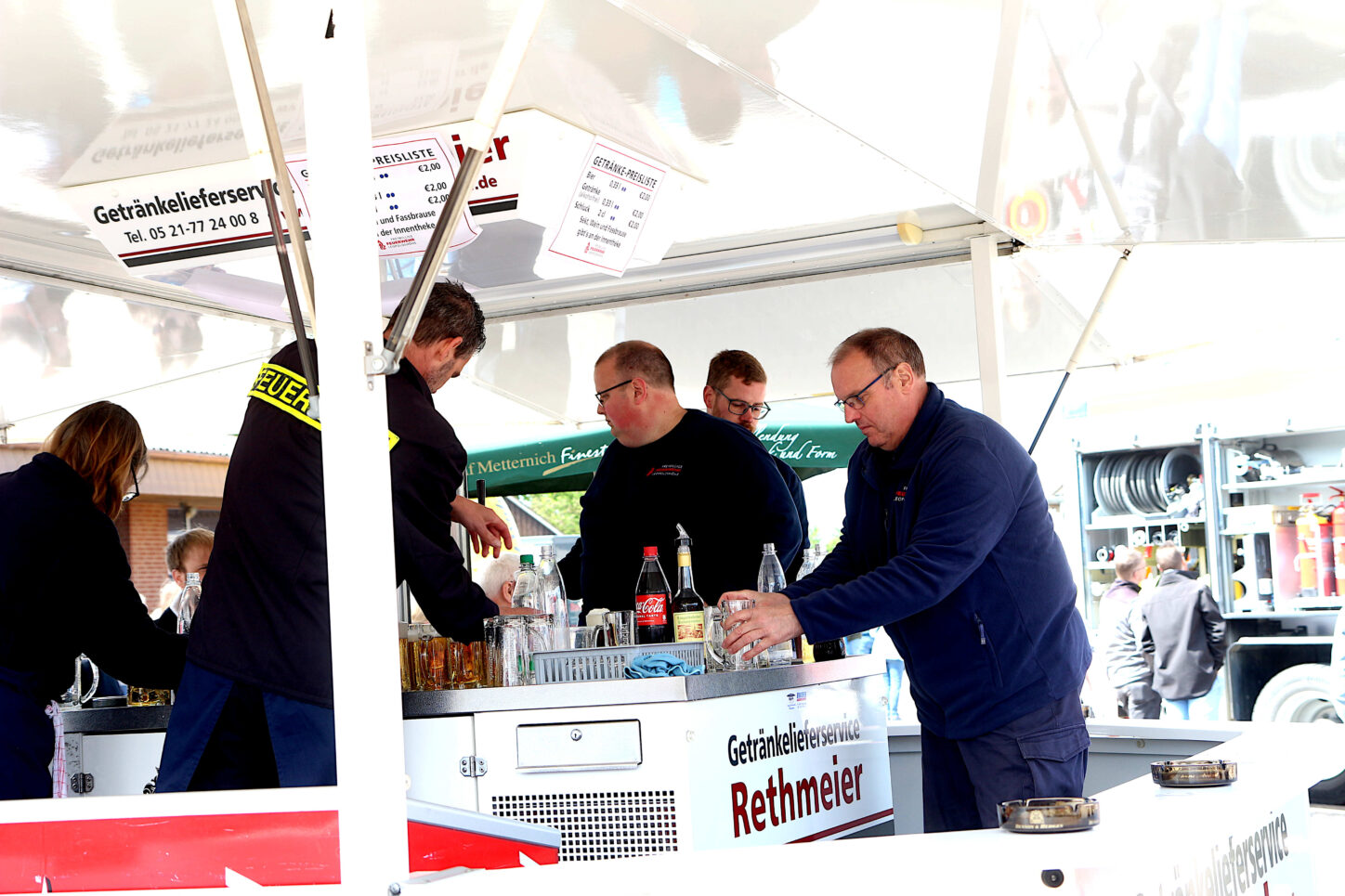 Am Getränkestand hatten die Ehrenamtlichen der Freiwilligen Feuerwehr Leopoldshöher viel zu tun. Foto: Edeltraud Dombert