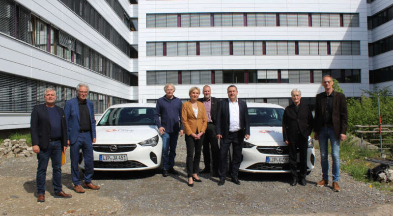 Abschluss des Projekts „Lippe_Re-Klimatisiert“ (LiReK) - Harald Semke (Architekturbüro pape oder semke), Josef Wegener (Leitung Dezernat EU-Förderung - Europäischer Sozialfonds und Europäischer Fonds für regionale Entwicklung, Regionale Wirtschaftsförderung, Bezirksregierung Detmold), Jan Kehl (Teamleitung Technisches Gebäudemanagement, Kreis Lippe), Dr. Ute Röder (Verwaltungsvorstand Kreis Lippe), Olrik Meyer (Fachbereichsleiter Umwelt, nachhaltige Entwicklung und Mobilität, Kreis Lippe), Landrat Dr. Axel Lehmann, Prof. Sigurd Scheuermann (Architekt Kreishaus Detmold) und Uwe Schulte (Technisches Gebäudemanagement, Kreis Lippe). Foto: Kreis Lippe