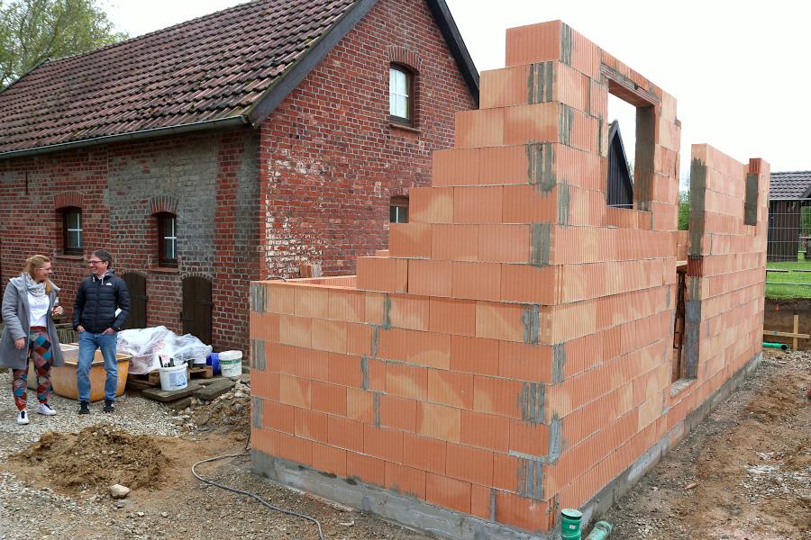 Ein Teil des Anbaus für das Backhaus steht schon zum großen Teil. Foto: Thomas Dohna