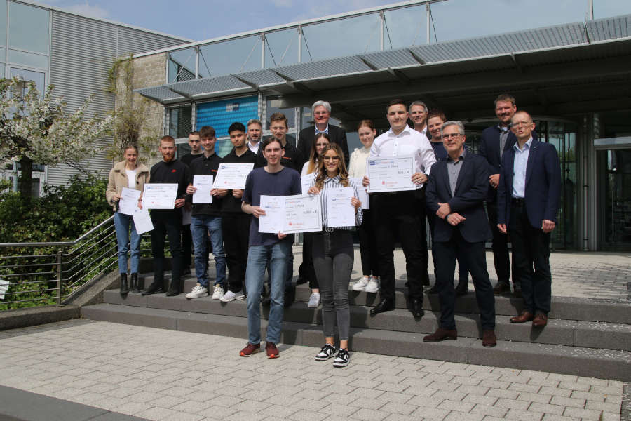 Wenn die Treppe vor der IHK zum Siegertreppchen wird: Jury und Gewinner der Dig:it Teams 2022/2023. Foto: IHK Lippe