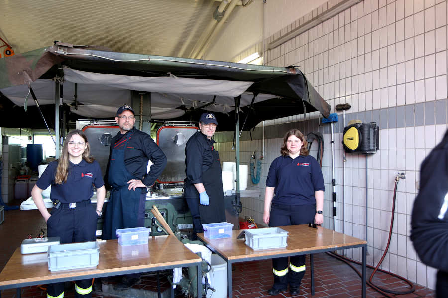 Gut vorbereitet: Die Küchencrew mit XXX, XXX, XXX, und XXX (von links) gibt frisch zubereitete Erbsensuppe aus. Foto: Edeltraud Dombert