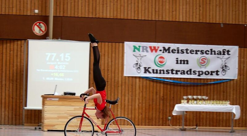 Der RSV Tempo Lieme richtete in der Dreifachhalle im Schul- und Sportzentrum die Landesmeisterschaften im Kunstradfahren der Schülerinnen und Schüler aus. Foto: Thomas Dohna