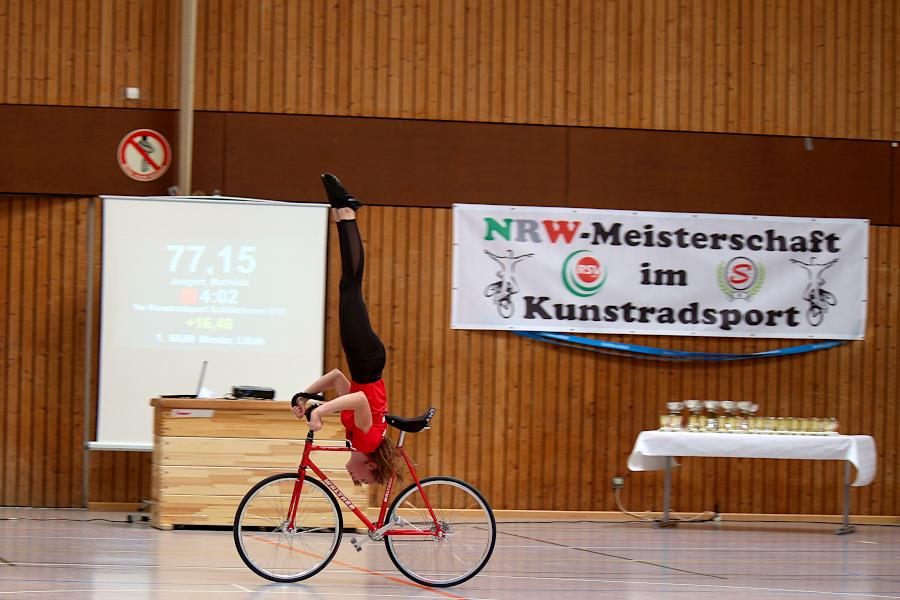 Der RSV Tempo Lieme richtete in der Dreifachhalle im Schul- und Sportzentrum die Landesmeisterschaften im Kunstradfahren der Schülerinnen und Schüler aus. Foto: Thomas Dohna