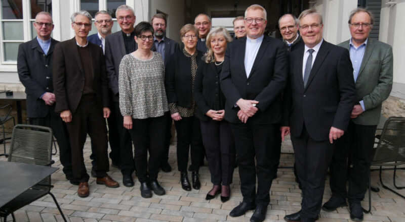 Die Teilnehmerinnen und Teilnehmer von links: Weihbischof Josef Holtkotte, Kirchenrat Thomas Warnke, Präses Michael Keil, Prälat Thomas Dornseifer, Synodale Kerstin Koch, PD Dr. Burkhard Neumann, Synodale Susanne Schüring-Pook, Weihbischof Dr. Dominicus Meier OSB, Synodale Friederike Miketic, Offizial Hans Jürgen Rade, Diözesanadministrator Msgr. Dr. Michael Bredeck, Pers. Referent Matthias Micheel, Landessuperintendent Dietmar Arends, Kirchenrat Dr. Arno Schilberg. Foto: Lippische Landeskirche