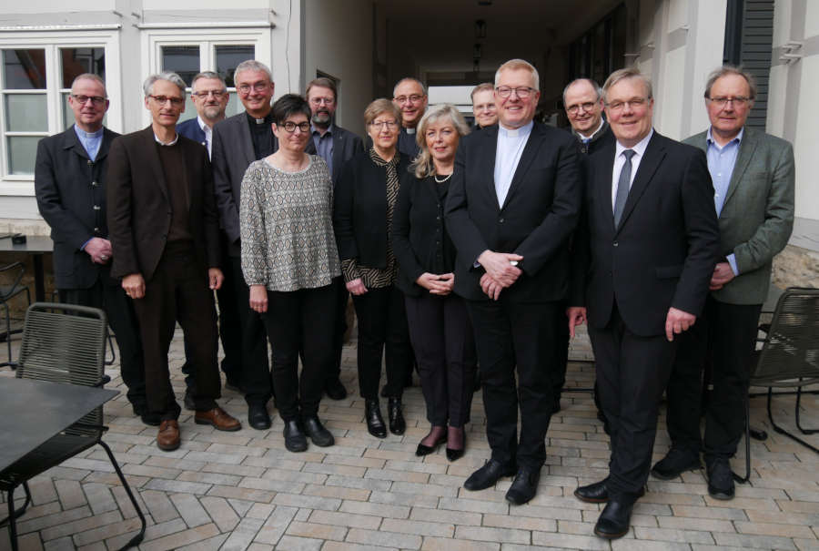 Die Teilnehmerinnen und Teilnehmer von links: Weihbischof Josef Holtkotte, Kirchenrat Thomas Warnke, Präses Michael Keil, Prälat Thomas Dornseifer, Synodale Kerstin Koch, PD Dr. Burkhard Neumann, Synodale Susanne Schüring-Pook, Weihbischof Dr. Dominicus Meier OSB, Synodale Friederike Miketic, Offizial Hans Jürgen Rade, Diözesanadministrator Msgr. Dr. Michael Bredeck, Pers. Referent Matthias Micheel, Landessuperintendent Dietmar Arends, Kirchenrat Dr. Arno Schilberg. Foto: Lippische Landeskirche