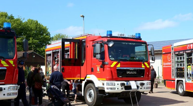 Die Feuerwehr zeigt ihre Löschfahrzeuge. Foto: Edeltraud Dombert