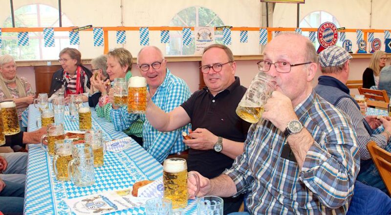 „Oans, zwoa, gsuffa“, die „Dinos“ genießen das zünftige Starnberger Bier. Foto: Christine Reuner