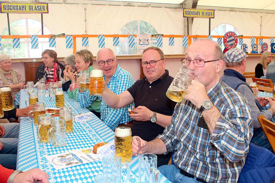 „Oans, zwoa, gsuffa“, die „Dinos“ genießen das zünftige Starnberger Bier. Foto: Christine Reuner