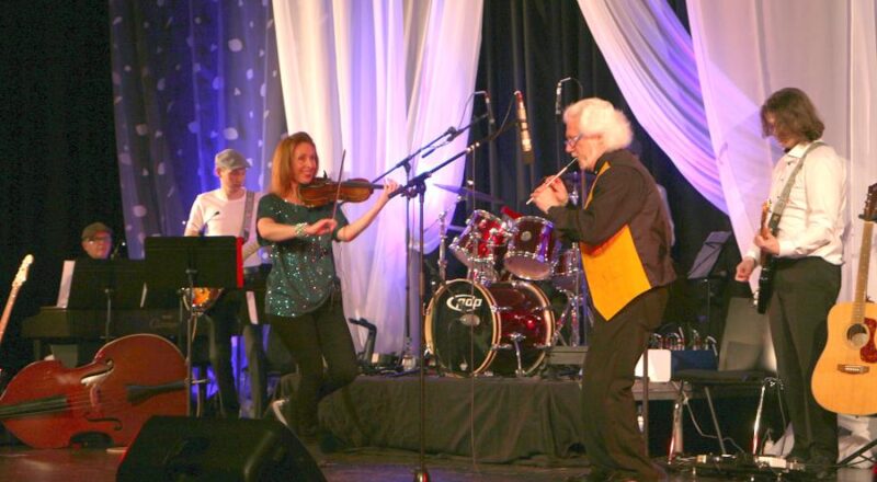 Janette Peters mit der als Fidel genutzten Geige und David Clarke mit der in der Folk-Music traditionellen Tin Whistle, brachten das Publikum vor der Pause zur Begeisterung. Foto: Thomas Dohna