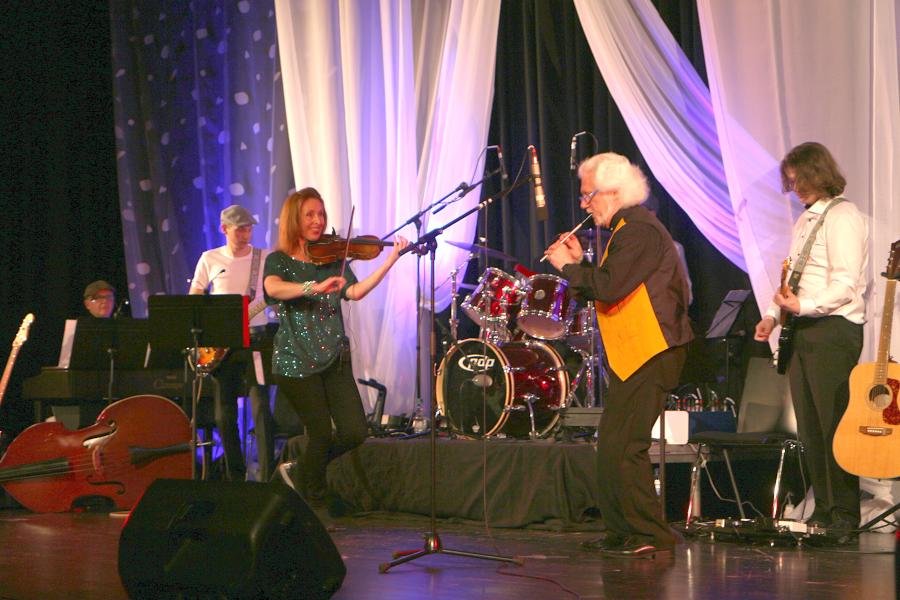 Janette Peters mit der als Fidel genutzten Geige und David Clarke mit der in der Folk-Music traditionellen Tin Whistle, brachten das Publikum vor der Pause zur Begeisterung. Foto: Thomas Dohna