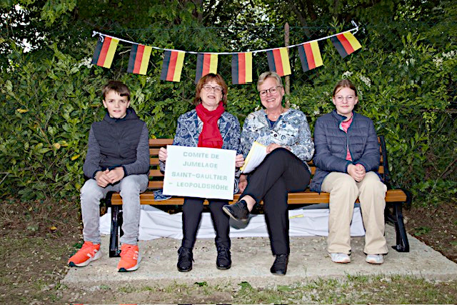 das Leopoldshöher Gastgeschenk, eine Sitzbank, weihten der Partnerschaftsverein und das französische Partnerschaftscomité unter großer Beteiligung der Bevölkerung und der Folkloregruppe La Pastourelle ein. Foto: Privat