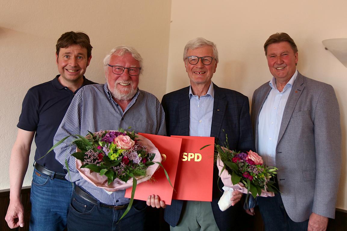 Christian Kühnel, Vorsitzender des SPD-Ortsvereins Leopoldshöhe-Nord (links) und der SPD-Bundestagsabgeordnete Jürgen Berghahn (rechts) ehrten Fritz Heidemann (zweiter von links) und Winfried Dahn für 50 Jahre Mitgliedschaft in der SPD. Foto: Thomas Dohna 