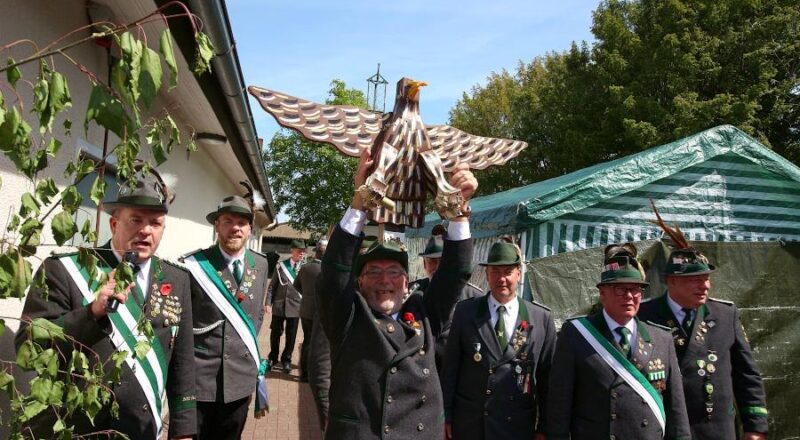 Klaus Becker zeigt allen den gerade abgeschossenen Vogel. Foto: Thomas Dohna