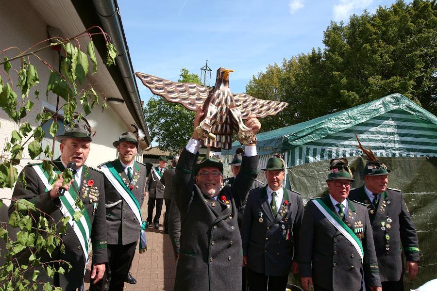 Klaus Becker zeigt allen den gerade abgeschossenen Vogel. Foto: Thomas Dohna