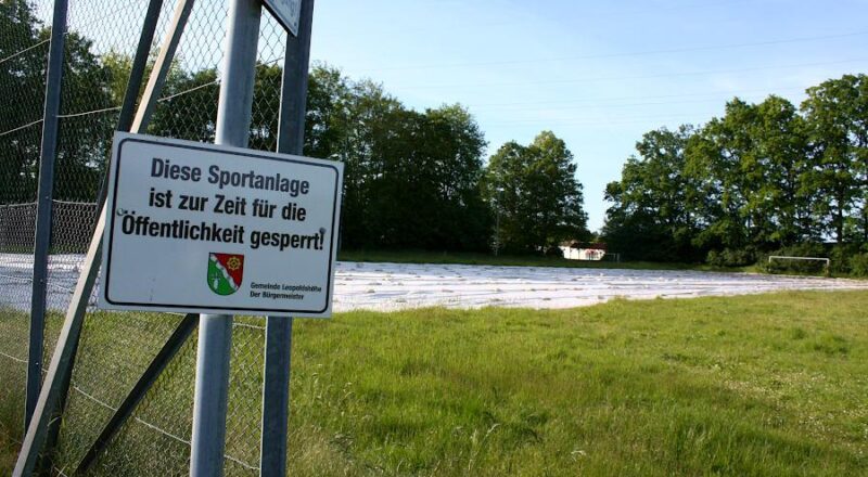 Der Sportplatz in Geste muss wegen einer Dioxin-Belastung saniert werden. Neben einer Skater-Anlage soll hier ein sogenannter Tiny Forest wachsen. Foto: Thomas Dohna