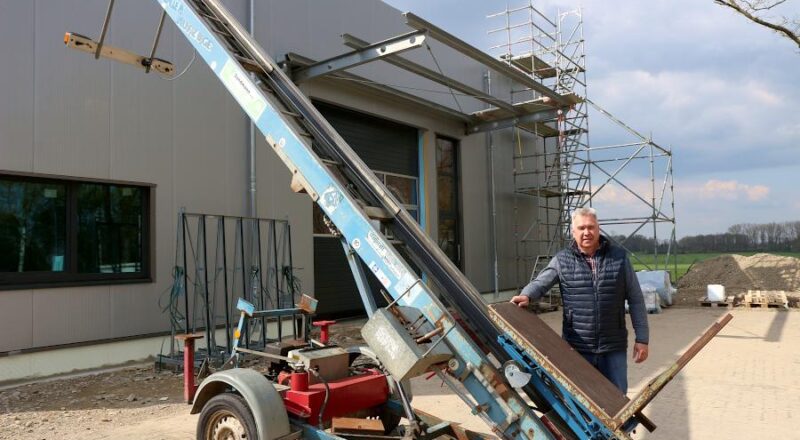 Frank Windel steht an einem Dachdeckeraufzug an der neuen Halle für sein Unternehmen. Dort sollen die Produktionsmaschinen stehen. Foto: Thomas Dohna