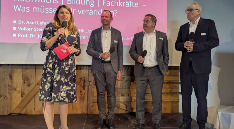 Moderatorin Julia Wunderlich diskutierte mit Hochschulpräsident Professor Dr. Jürgen Krahl, Landrat Dr. Axel Lehmann und IHK-Präsident Volker Steinbach ( von links) über das Thema Fachkräfte. Foto: IHK Lippe