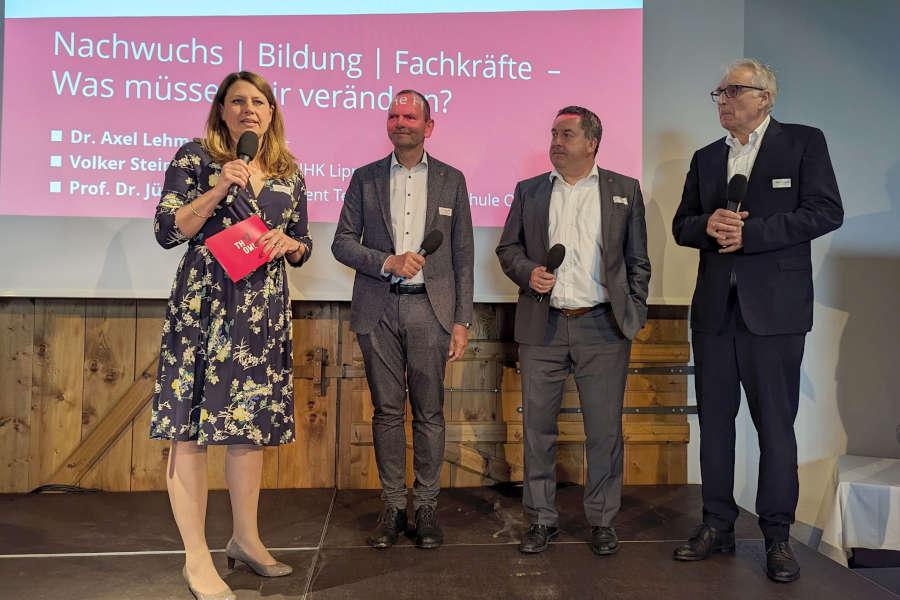 Moderatorin Julia Wunderlich diskutierte mit Hochschulpräsident Professor Dr. Jürgen Krahl, Landrat Dr. Axel Lehmann und IHK-Präsident Volker Steinbach ( von links) über das Thema Fachkräfte. Foto: IHK Lippe