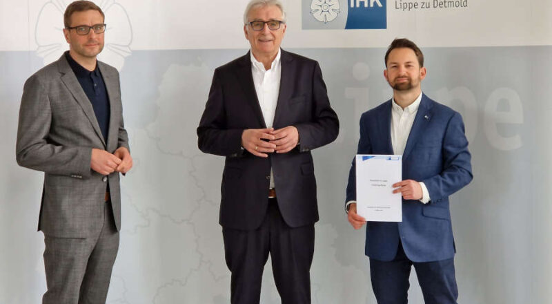 Stellten den aktuellen Konjunkturlagebericht vor: IHK-Präsident Volker Steinbach (m.) mit Hauptgeschäftsführer Stefan Sievers (l.) und Referent Timm Lönneker. Foto: IHK Lippe