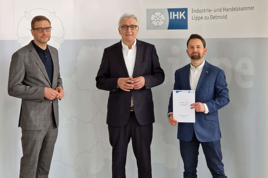 Stellten den aktuellen Konjunkturlagebericht vor: IHK-Präsident Volker Steinbach (m.) mit Hauptgeschäftsführer Stefan Sievers (l.) und Referent Timm Lönneker. Foto: IHK Lippe