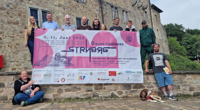 Das Planungs- und Helferteam des BURGBEBEN STRNBRG. (v.l.): Maurice Schröer (Dörentruper Jugendarbeit), Johanna Ancutko (Lippische Landeskirche), Jochen Brunsiek (Kulturstellwerk Nordlippe), Frank Jendreck (Lippische Kulturagentur), Sebastian Fritzemeier (JuKulEx e.V.), Jonas Gröger (ehrenamtlicher Helfer), Helen Graf (Landesverband Lippe), Phillip Kraschewski (ehrenamtlicher Helfer), Tim Offel (Jugend unter Dampf), Kevin Brüning (Jugend unter Dampf) und Sebastian Haneke (Klangheimlich Kollektiv). Foto: Dörentruper Jugendarbeit