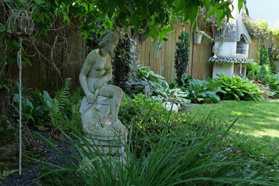 Hier und da haben die Wagners Skulpturen aufgebaut. Foto: Martin Düsterberg