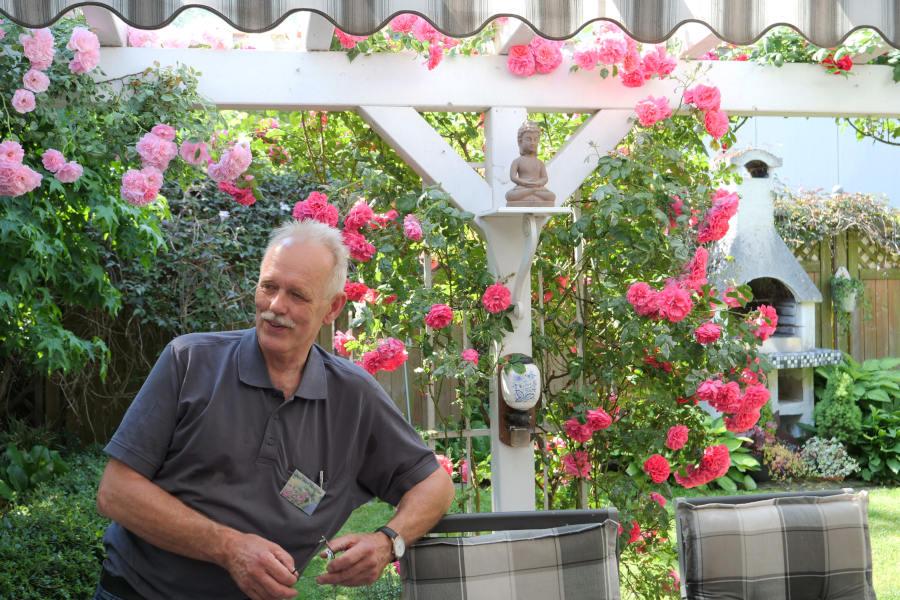 Joachim Wagner steht in seinem Garten, in dem private Elemente dezent gesetzt sind. Foto: Martin Düsterberg