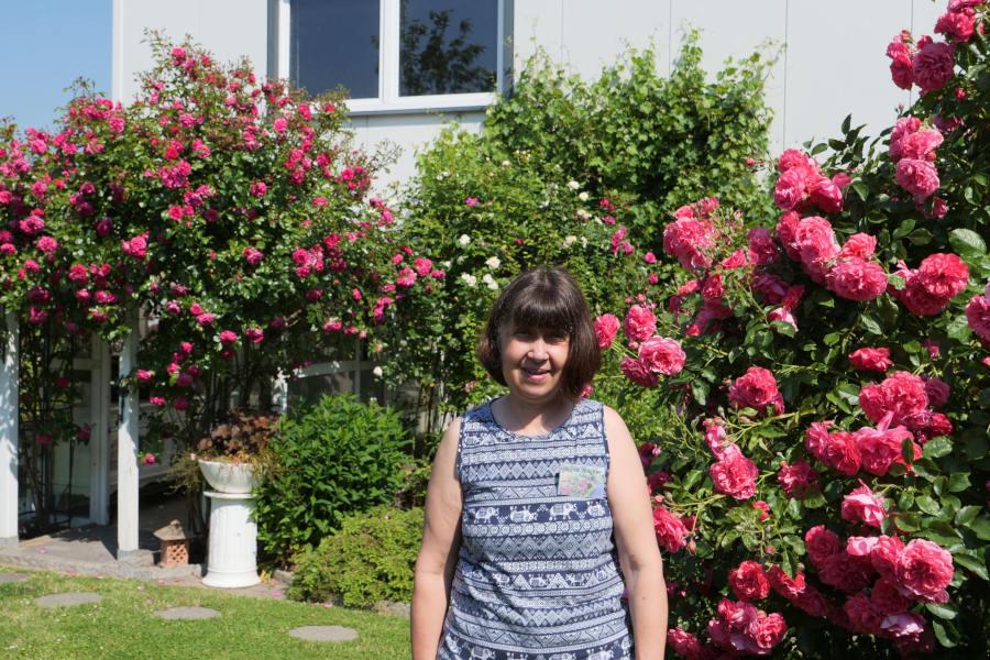 Sigrid Wagner kümmert sich seit vielen Jahren liebevoll um die Rosen. Foto: Martin Düsterberg