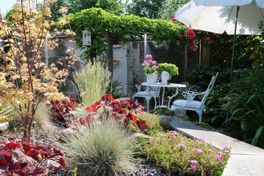 Die Wagners haben ihren Garten mit vielen Steinelementen und Stauden versehen. Foto: Martin Düsterberg