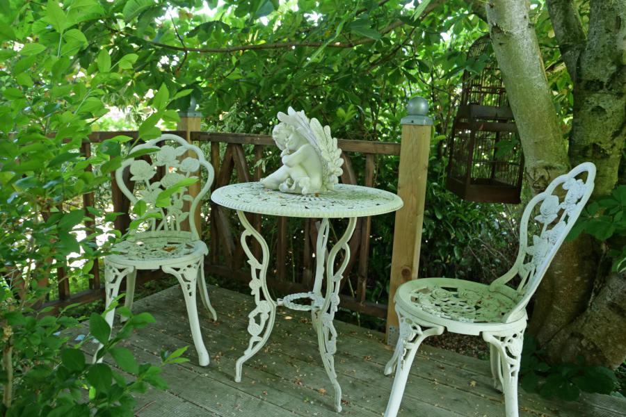 Im Garten der Wagners am Schuckenteichweg findet sich diese Sitzecke. Foto: Martin Düsterberg