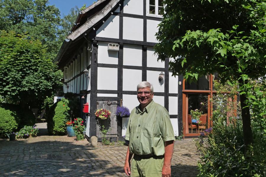Ulrich Käthner erwartet Besucher seines Gartens. Foto: Martin Düsterberg