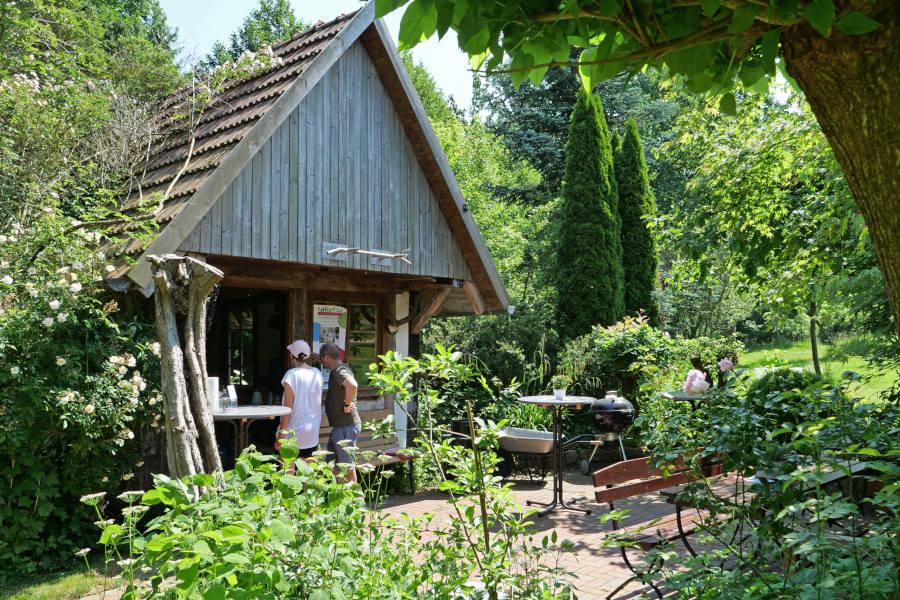 In einem Nebengebäude des Käthnerschen Gartens hatte der Förderverein der Kindertagesstätte Greste seine Kaffee- und Kuchenbar aufgebaut. Foto: Martin Düsterberg